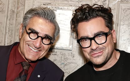 Emmy Awards 2024, Eugene e Daniel Levy conduranno la serata