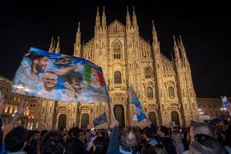 La festa dei tifosi napoletani anche a Milano, davanti al Duomo