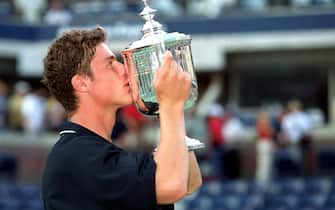 Marat Safin kisses the US Open trophy  (Photo by Jon Buckle/EMPICS via Getty Images)