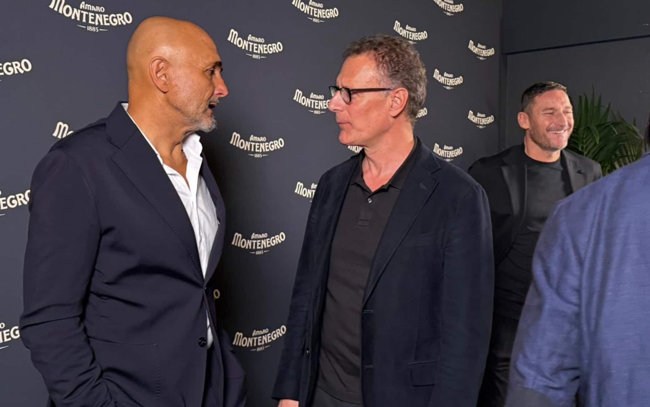 Spalletti e (sullo sfondo) Totti durante l'evento di oggi a Milano 