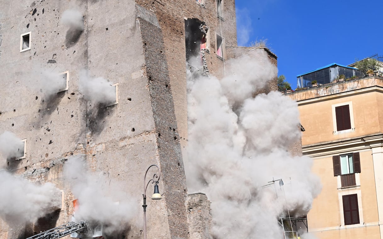 roma le immagini del secondo crollo alla torre dei conti ai fori imperiali