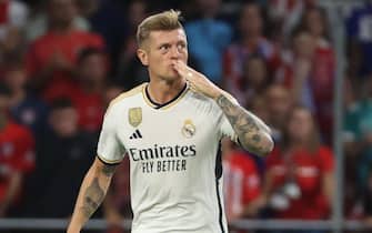 epa10881543 Real Madrid's Toni Kroos celebrates after scoring the 1-2 goal during the Spanish LaLiga soccer match between Atletico Madrid and Real Madrid, in Madrid, Spain, 24 September 2023.  EPA/Kiko Huesca