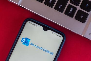 BRAZIL - 2020/08/19: In this photo illustration the Microsoft Outlook logo seen displayed on a smartphone. (Photo Illustration by Rafael Henrique/SOPA Images/LightRocket via Getty Images)