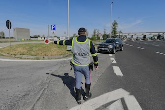 Gli agenti della polizia stradale effettuano controlli ad un posto di blocco il giorno di Pasquetta  alla barriera Milano Assago direzione Genova,  Milano, 5 Aprile,  2021,  ANSA/Andrea Fasani