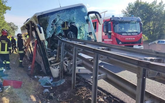 Pullman di turisti contro guardrail in A1 nell