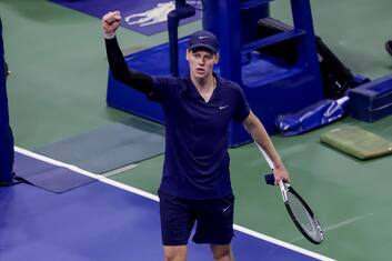 epa12356223 Jannik Sinner of Italy reacts after defeating Felix Auger-Aliassime of Canada during the men's singles semifinals during the US Open Tennis Championships at the USTA Billie Jean King National Tennis Center in Flushing Meadows, New York, USA, 05 September 2025. The US Open tournament runs from 24 August through 07 September.  EPA/BRIAN HIRSCHFELD
