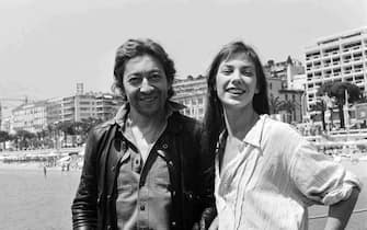 (FILES) British actress Jane Birkin and French singer Serge Gainsbourg pose during the Cannes Film Festival in Cannes, southern France, on May 22, 1976. British-French singer and actress Jane Birkin died at 76, it was announced on July 16, 2023. (Photo by AFP)