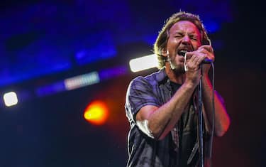 epa06889422 Eddie Vedder, the lead singer of US rock band Pearl Jam, performs at the NOS Alive Festival in Oeiras, on the outskirts of Lisbon, Portugal, 14 July 2018. The festival runs from 12 to 14 July.  EPA/JOSE SENA GOULAO