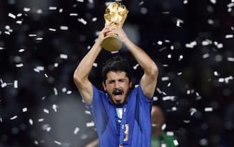 Berlin, GERMANY:  Italian midfielder Gennaro Gattuso holds up the 2006 World Cup trophy after Italy won their final football match against France at Berlin?s Olympic Stadium, 09 July 2006.  Italy won 5-3 on penalties.  AFP PHOTO/ARIS MESSINIS  (Photo credit should read ARIS MESSINIS/AFP via Getty Images)