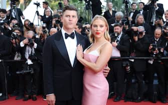 CANNES, FRANCE - MAY 23: Colin Jost and Scarlett Johansson attend the "Asteroid City" red carpet during the 76th annual Cannes film festival at Palais des Festivals on May 23, 2023 in Cannes, France. (Photo by Vittorio Zunino Celotto/Getty Images)