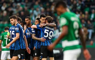 epa11202536 Atalanta player Gianluca Scamacca (C) celebrates with teammates after scoring the 1-1 equaliser goal during the UEFA Europa League round of sixteen first leg soccer match between Sporting CP and Atalanta BC in Lisbon, Portugal, 06 March 2024.  EPA/JOSÉ SENA GOULÃO
