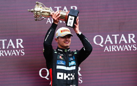 https://static.sky.it/editorialimages/22c4f13619653f0ca2243d74fed91f8c442112ad/skysport/it/motori/formula-1/video/2025/07/06/f1-norris-gp-silverstone-intervista/norris-ipa-podio.jpg?im=Resize,width=565