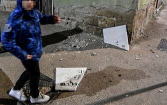 calcinacci caduti in strada nel quartiere Bagnoli di Napoli a causa del sisma  13 marzo 2025. ANSA / CIRO FUSCO