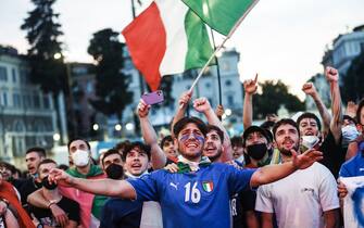 Tifosi dell'Italia davanti a un maxischermo
