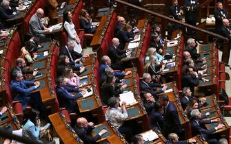 L'applauso dei banchi del centrodestra dopo l'esito della votazione della risoluzione di maggioranza sullo scostamento di bilancio nell'aula della Camera, Roma, 27 aprile 2023. ANSA/ETTORE FERRARI

 