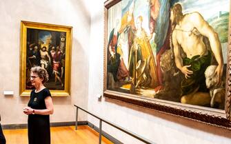 Le ministre de la culture Franck Riester admire une oeuvre en compagnie de Sylvie Ramond directrice du MusÃ©e des Beaux-arts, le 27 juin 2019 Ã  Lyon, France. (Photo by Robert DEYRAIL/Gamma-Rapho via Getty Images)