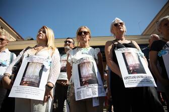 "Famigliari delle vittime indossano cartelli per chiedere giustizia Bologna, 2 Agosto 2023. ANSA/MAX CAVALLARI
