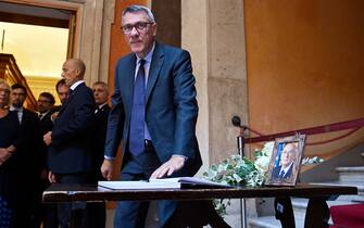 Il segretario della Cgil, Maurizio Landini, durante la camera ardente diellÕex presidente della Repubblica Giorgio Napolitano in Senato, Roma, 24 settembre 2023. ANSA/RICCARDO ANTIMIANI