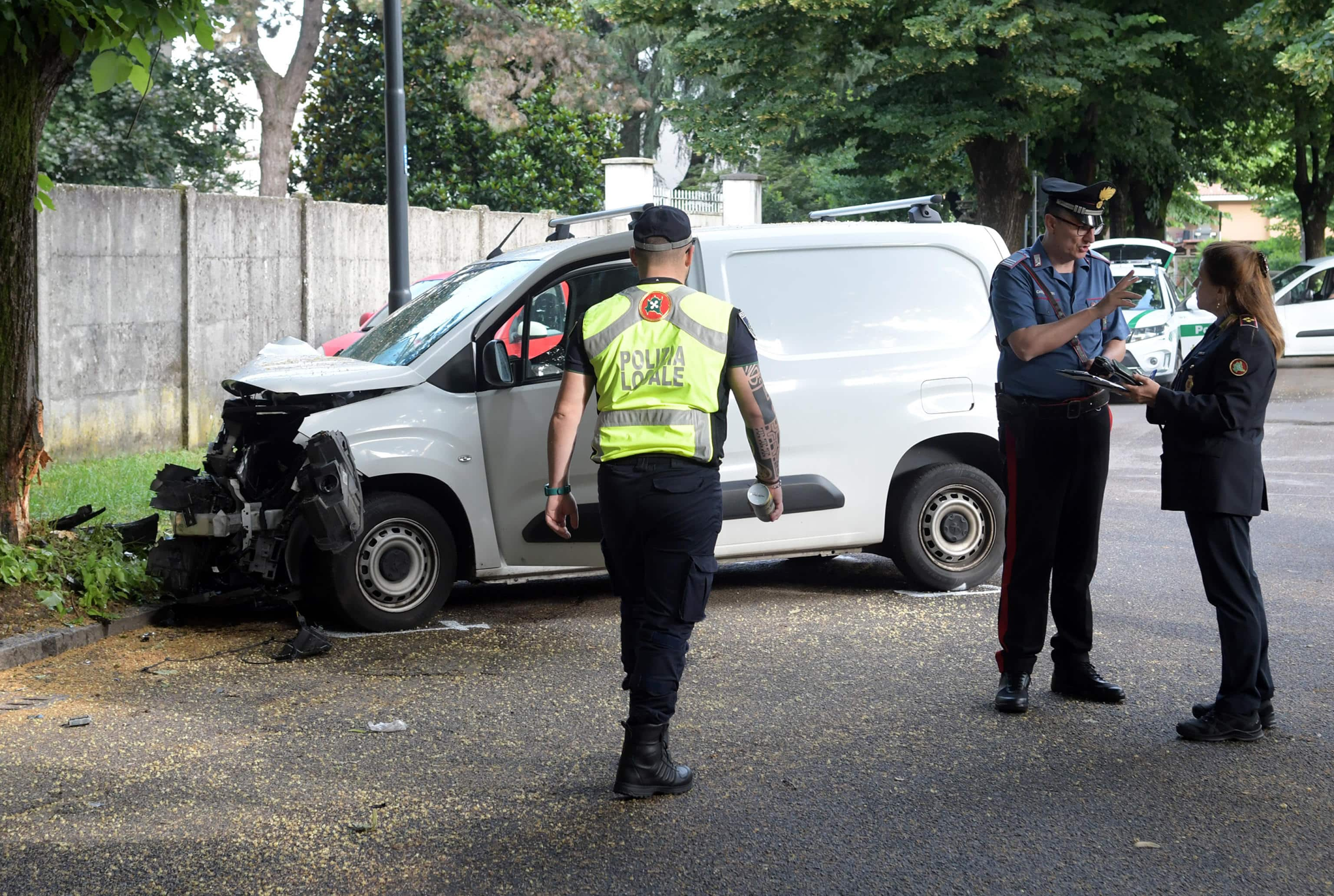 Carabinieri e polizia locale sul luogo dove un uomo di 47 anni è morto travolto da un'auto a Inzago, nel Milanese, 11 giugno 2024. La donna che era alla guida della vettura è stata soccorsa: era in stato di choc e non è in gravi condizioni. ANSA/ANDREA CANALI