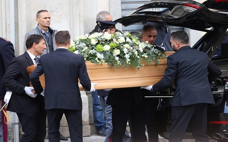 L arrivo del feretro di Roberto Maroni   nella basilica di San Vittore a Varese per il funerale di Stato dell ex ministro. Varese 25 Novembre 2022
ANSA / MATTEO BAZZI

