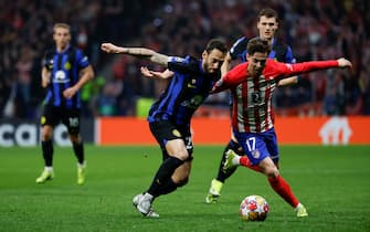 epa11219241 Atletico's Rodrigo Riquelme (R) in action against Inter's midfielder Hakan Calhanoglu (L) during the UEFA Champions League round of 16 second leg soccer match between Atletico de Madrid and FC Inter, in Madrid, Spain, 13 March 2024.  EPA/JUANJO MARTIN
