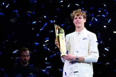 epa10947841 Jannik Sinner of Italy poses with the tournament's trophy after winning against Daniil Medvedev of Russia (L, background) during their final match at the Erste Bank Open ATP tennis tournament in Vienna, Austria, 29 October 2023.  EPA/CHRISTIAN BRUNA