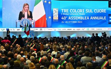 Alla presenza del Presidente della Repubblica, Sergio Mattatella, apre a Genova la 40ma edizione dell'assemblea Anci, 24 0ttobre 2023. Attesi tremila sindaci italiani, oltre alle più alte cariche istituzionali. Sullo sfondo l'intervento della premier, Giorgia Meloni. ANSA/LUCA ZENNARO