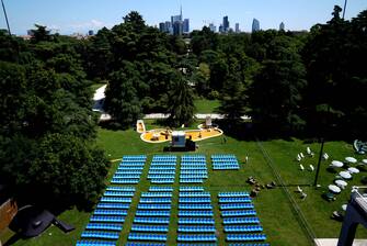 Fase 3 , ultimi preparativi per il cinema e teatro all' aperto nel giardino della Triennale di Milano
