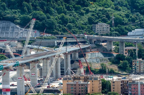 View of the new viaduct that will connect Genoa again from east to west on May 22, 2020 in Genoa, Italy. The new bridge will consist of a steel deck, with a continuous girder of a total length of 1067 meters consisting of 19 spans.
The last span of the bridge designed by architect Renzo Piano has just been fixed. (Photo by Fabrizio Di Nucci/NurPhoto via Getty Images)