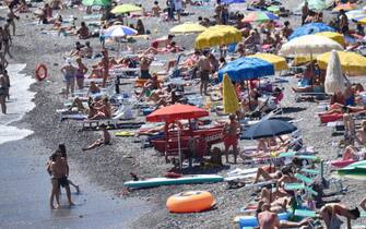 Spiagge libere molto affollate nonostante gli ingressi contingentati a numero chiuso sulle spiagge libere genovesi, Genova, 21 giugno 2020. ANSA/LUCA ZENNARO