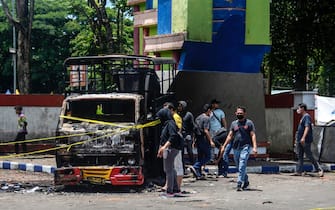 Danni fuori dallo stadio di Malang