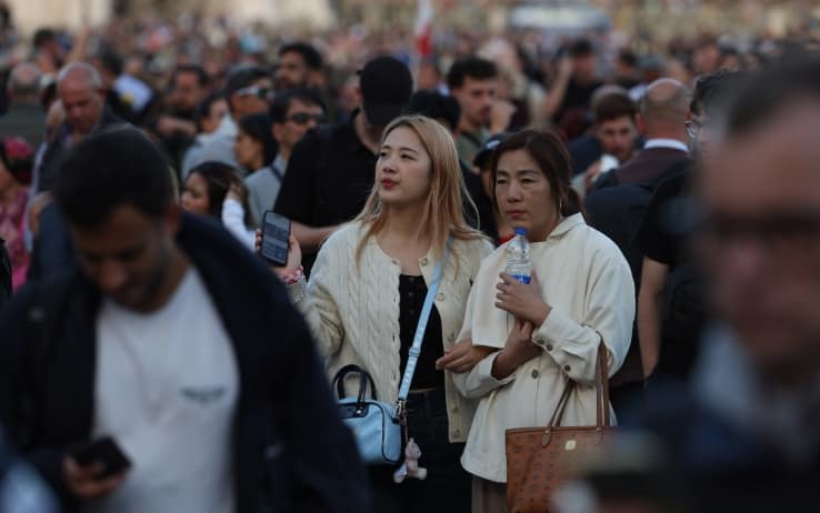 Fedeli in attesa della fumata in Piazza San Pietro