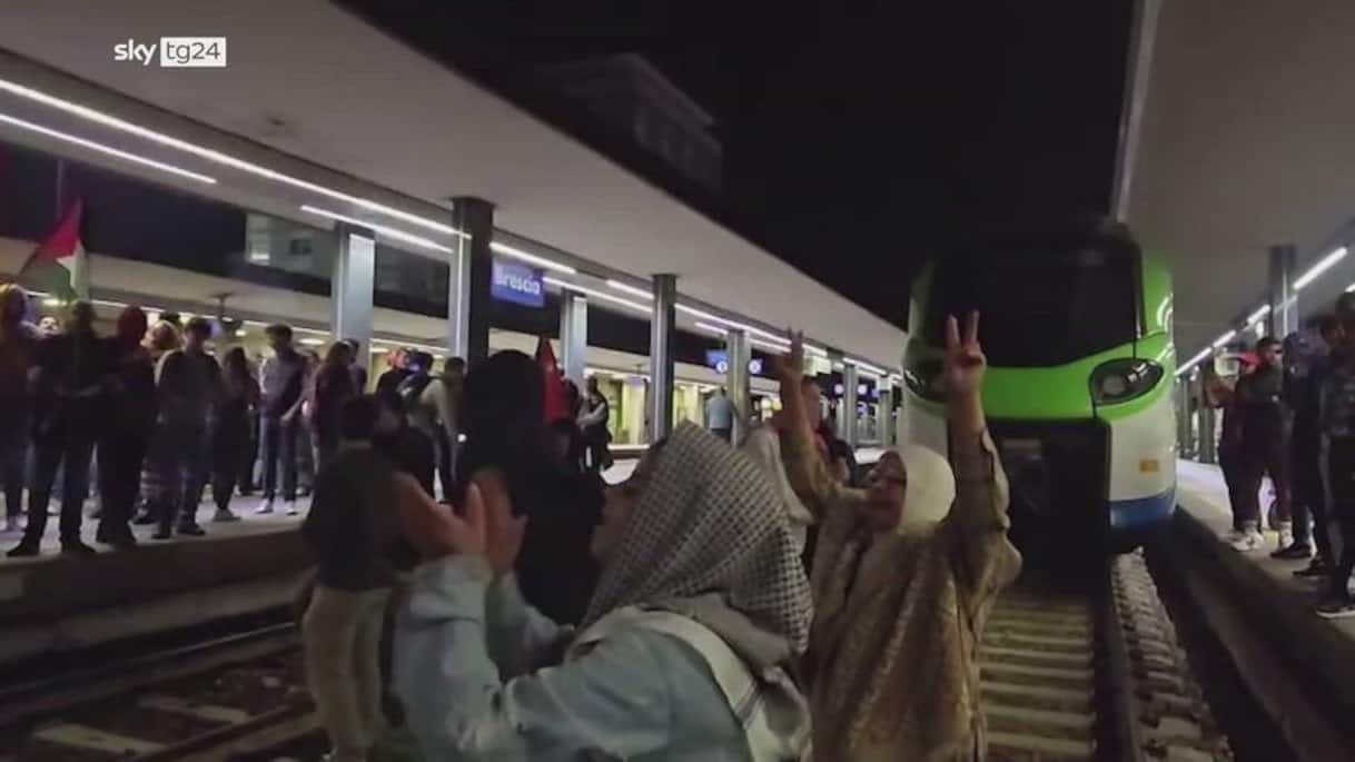 Brescia, corteo pro Gaza: manifestanti occupano stazione