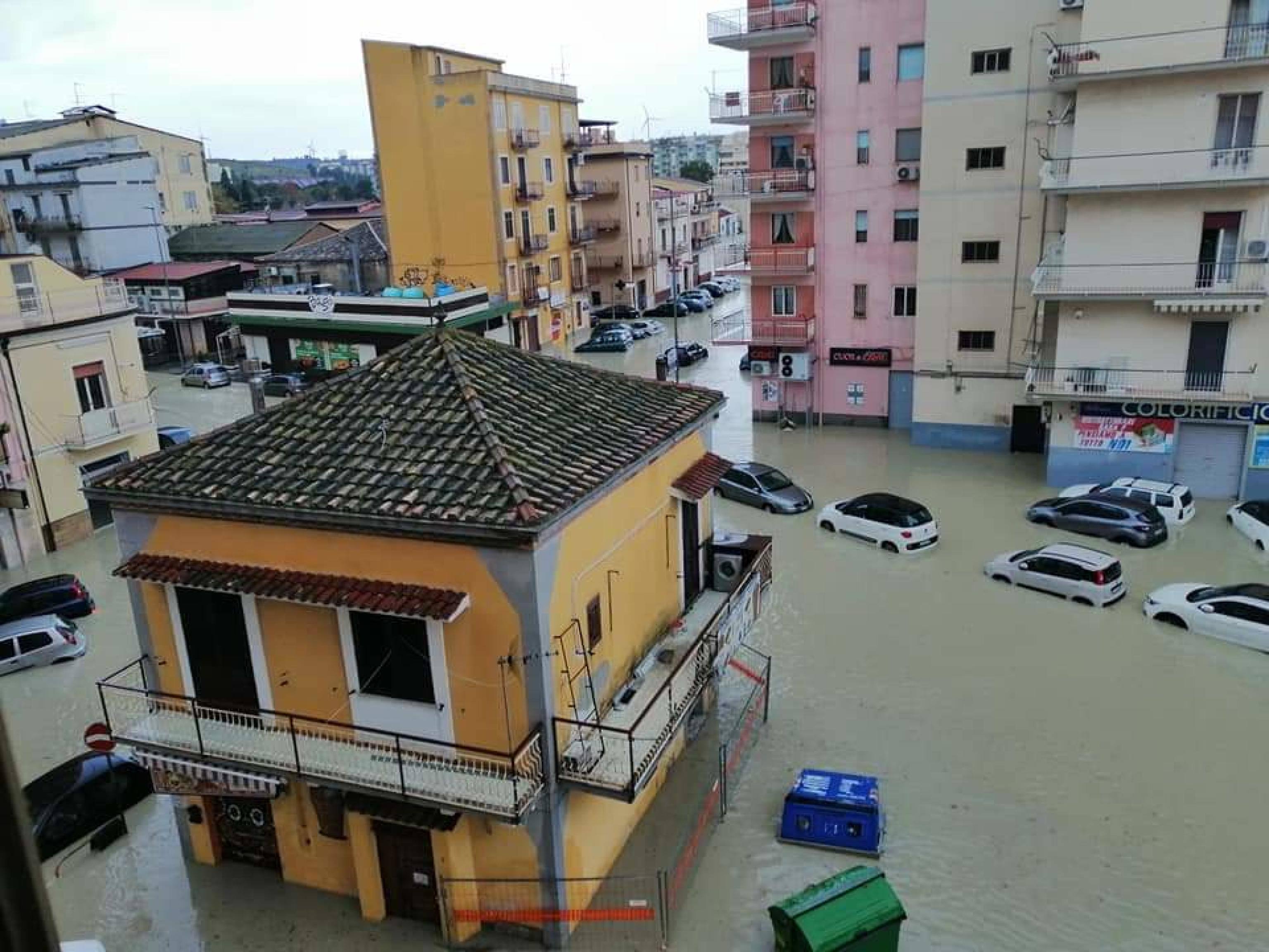 Strade allagate a Crotone dopo un forte nubrifagio che si è abbattuto sulla città, 21 novembre 2020. +++ TWITTER ++++ NO SALES, EDITORIAL USE ONLY +++