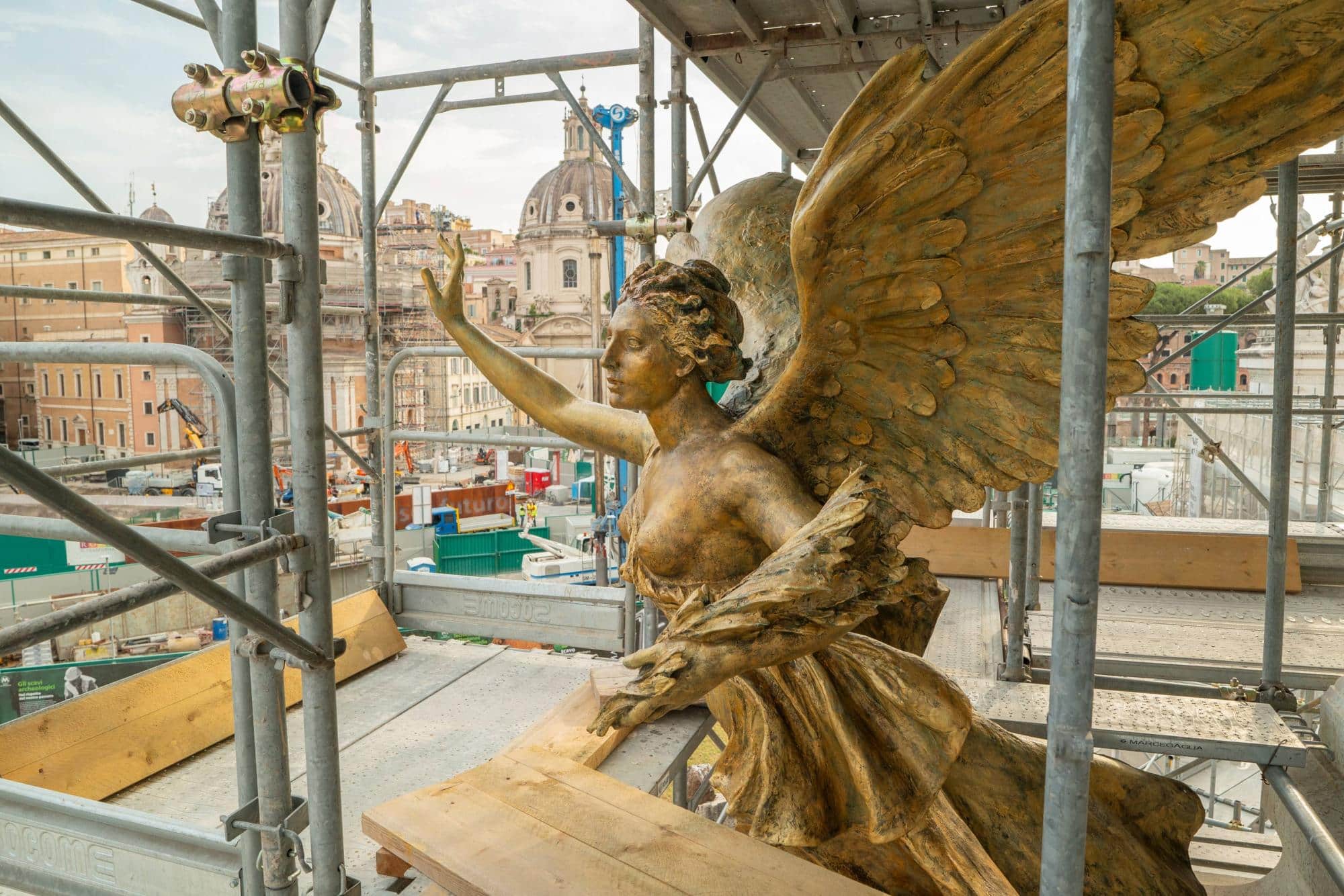 Dettaglio_Vittoria_Alata_di_Edoardo_Rubino_del_pennone_di_sinistra_di_Gaetano_Vannicola._Foto_VIVE-Vittoriano_e_Palazzo_Venezia.jpg