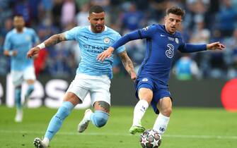 epa09236119 Kyle Walker (L) of Manchester City in action against Mason Mount (R) of Chelsea during the UEFA Champions League final between Manchester City and Chelsea FC in Porto, Portugal, 29 May 2021.  EPA/Jose Coelho / POOL