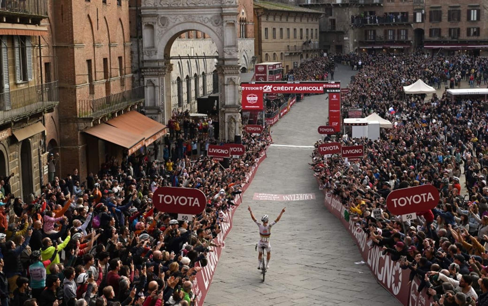 L'arrivo di Pogacar in Piazza del Campo