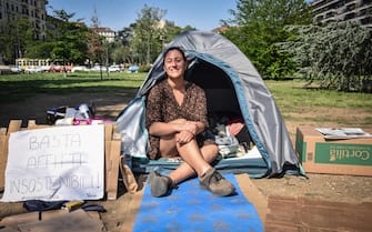Ilaria Lamera studentessa del Politecnico in tenda in piazza Leonardo per protestare contro il caro affittii, Milano, 4 maggio 2023. ANSA/MATTEO CORNER