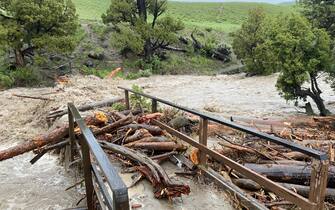 Un ponte distrutto nel Parco di Yellowstone