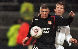 Lyon, FRANCE:  Lyon's French forward Karim Benzema (L) chests the ball in front of Rosenborg's Norwegian defender Bjorn Tore Kvarme (R) during their Champion's League football match, 06 December 2005 at the Gerland stadium in Lyon, central eastern France. AFP PHOTO MARTIN BUREAU  (Photo credit should read MARTIN BUREAU/AFP via Getty Images)