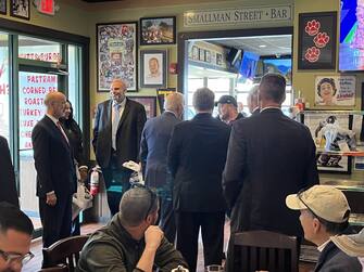 Fuori programma italiano per il presidente Joe Biden, in visita in Pennsylvania. Durante il tragitto, la colonna di auto presidenziali si è fermata davanti allo storico negozio italiano dei Primanti Brothers, un’istituzione a Pittsburgh, dove da quasi un secolo si fanno i famosi panini a base di provolone, carne e pomodori
