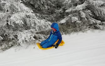 Bambino sulla neve