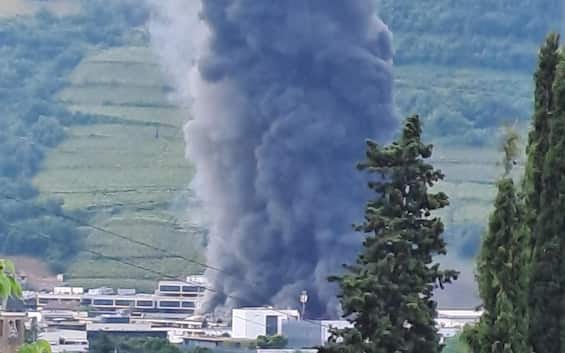 Bolzano, grande incendio in zona Piani. In fiamme stabilimento Alpitronic