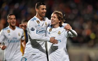 epa06342887 Real Madrid's players Luka Modric (R) and Cristiano Ronaldo celebrate a goal during the UEFA Champions League Group H match between Apoel FC and Real Madrid at the GSP stadium in Nicosia, Cyprus, 21 November 2017.  EPA/KATIA CHRISTODOULOU