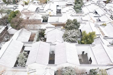 NANJING, CHINA - DECEMBER 16, 2023 - Photo taken on Dec 16, 2023 shows the snow scenery of Ganxi Mansion in Nanjing, East China's Jiangsu province. (Photo credit should read CFOTO/Future Publishing via Getty Images)