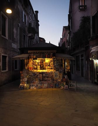 Newsstand, Sestiere Cannaregio, Venice, Veneto, Italy, Europe
