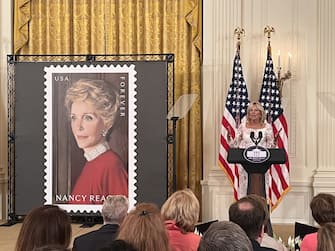 Il volto di Nancy Reagan è su un francobollo Usa. 'Nancy Reagan Forever' è stato svelato nel corso di una cerimonia alla Casa Bianca presieduta da Jill Biden