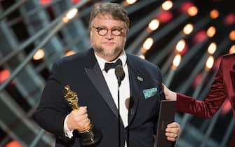 epa06581856 A handout photo made available by the Academy of Motion Picture Arts and Science (AMPAS) on 05 March 2018 shows Guillermo del Toro accepting the Oscar for Best motion picture of the year for work on 'The Shape of Water' during the 90th annual Academy Awards ceremony at the Dolby Theatre in Hollywood, California, USA, 04 March 2018. The Oscars are presented for outstanding individual or collective efforts in 24 categories in filmmaking.  EPA/AARON POOLE / AMPAS / HANDOUT THE IMAGE MAY NOT BE ALTERED AND IS FREE FOR EDITORIAL USE ONY IN REPORTING ABOUT THE EVENT. ONE TIME USE ONLY. MANDATORY CREDIT. HANDOUT EDITORIAL USE ONLY/NO SALES/NO ARCHIVES