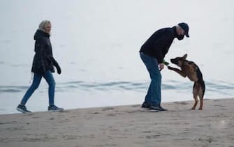 Qualche giorno di vacanza in Delaware per Joe e Jill Biden che hanno fatto anche qualche passeggiata sulla spiaggia di Rehoboth. Presente il loro nuovo amico a quattro zampe, Commander