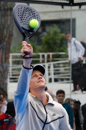 Jannik Sinner durante la sfida con Francesco Totti sul campo di padel nell ambito degli Internazionali di Tennis, Roma 15 maggio 2023. ANSA/FABIO FRUSTACI